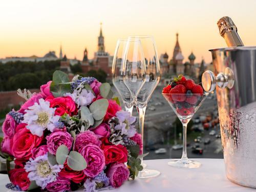 images/2020/Feb2020/06/Champagne_with_Kremlin_view.jpg