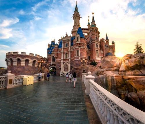 images/2020/May2020/11/enchanted-storybook-castle-sunburst-shanghai-disneyland_1.jpg