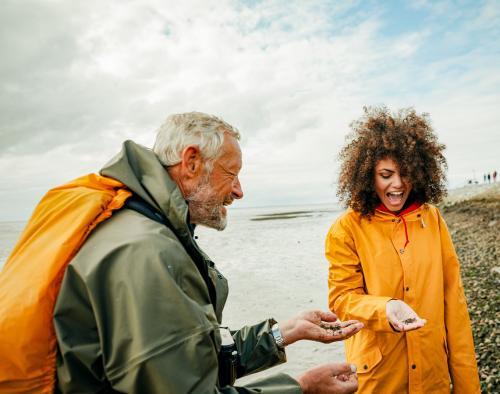 images/2021/Nov2021/22/Dagebll_Wattfhrer_und_Frau_halten_Krebse_aus_dem_Wattenmeer.jpeg