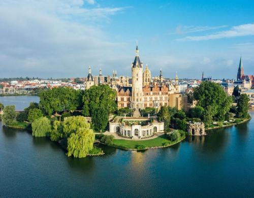 images/2021/apr2021/22/Blick_auf_das_Schloss_Schwerin_c_TMV_Gnsicke.jpeg