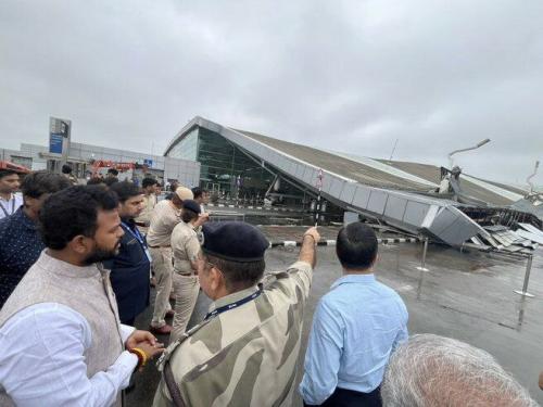 Слетела крыша в аэропорту Нью-Дели