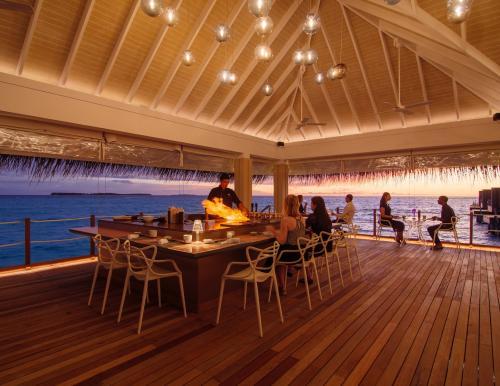 images/2020/August2020/25/Baglioni_Resort_Maldives_Umami_Interior_Sunset_01.jpg