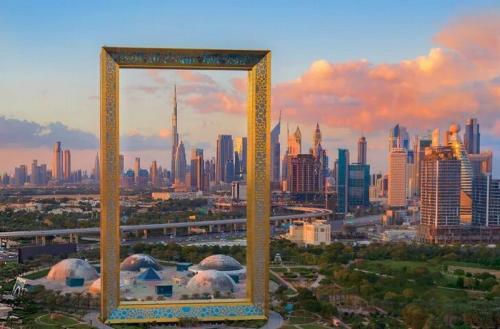 images/2021/Oct2021/01/aerial-view-of-dubai-frame-at-sunset-hp-w1920x480_cr.jpg