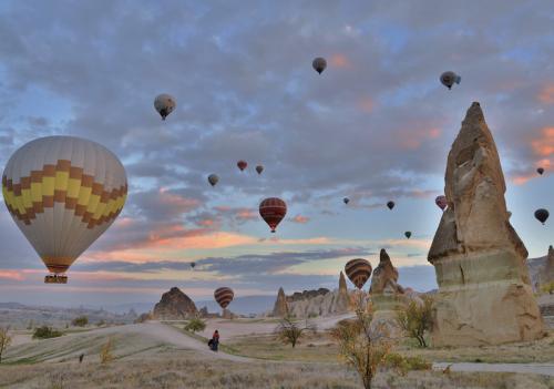images/2023/June2023/15/Fairy_Chimneys_Goreme_Cappadocia_Hot_Air_Baloon.png