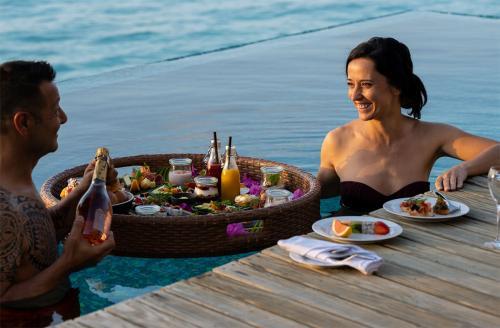 images/2024/Jan2024/31/outrigger-maldives-maafushivaru-resort-floating-breakfast1.jpg