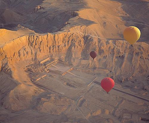 images/2024/March2024/20/Temple_of_Hatshepsut_from_the_top.jpg
