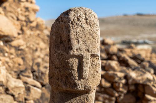 images/2025/October2025/28/1-Karahantepe_T-shaped_pillar_carved_with_a_human_face_1.jpeg