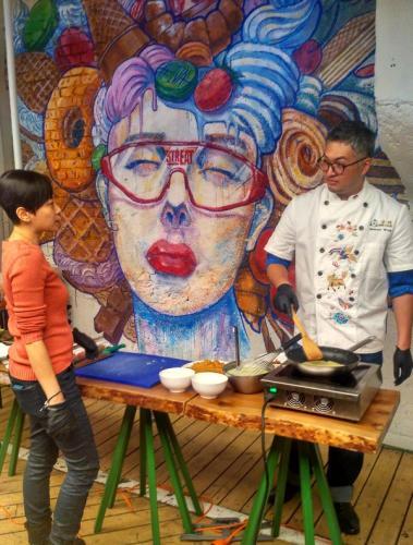 На сингапурском мастер-классе потчевали кулинарными специалитетами и учили рисовать себе счастье