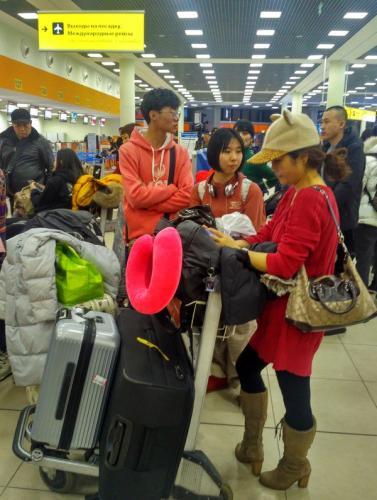 С Новым годом поздравили в аэропорту Шереметьево китайских и российских пассажиров