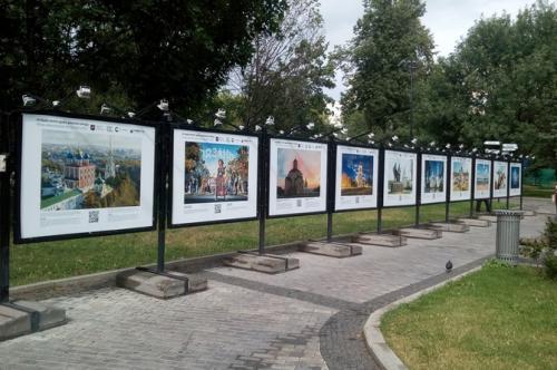 В московском Саду имени Н. Э. Баумана открылась выставка «Путешествуйте дома. Древние города»